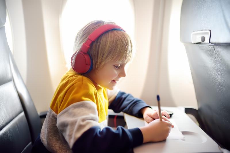 Hình ảnh một chiếc máy bay Vietjet Air đang hạ cánh hoặc cất cánh tại sân bay, tượng trưng cho hành trình đến Huế.
